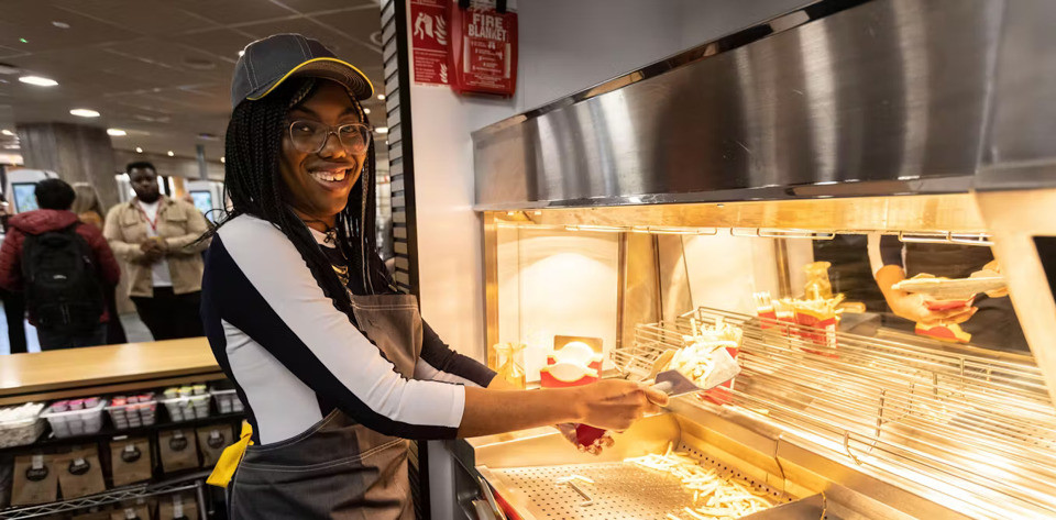 Dân biểu Anh Kemi Badenoch khi còn là nhân viên của McDonald's. Ảnh: Alamy