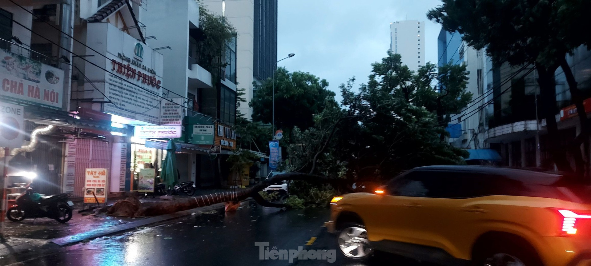 Người đi xe máy dò dẫm đi trong gió bão giật ầm ầm ven biển Đà Nẵng ảnh 3