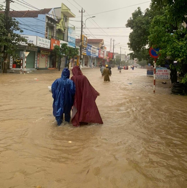 Quảng Bình: Một người bị lũ cuốn mất tích khi đang làm nhiệm vụ cứu hộ, cứu nạn ảnh 1