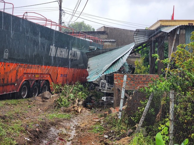 Xe container mất lái lao vào nhà dân ảnh 1