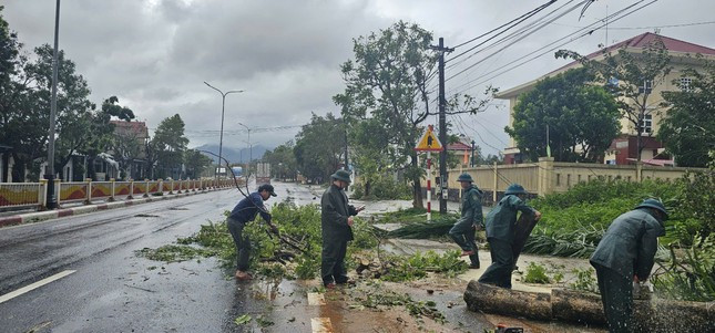 Công an, quân đội giúp dân khắc phục hậu quả bão số 6 Trà Mi ảnh 4