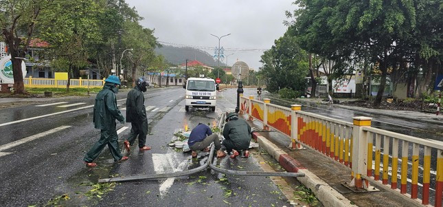 Công an, quân đội giúp dân khắc phục hậu quả bão số 6 Trà Mi ảnh 6