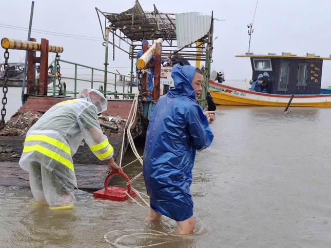 Công an, quân đội giúp dân khắc phục hậu quả bão số 6 Trà Mi ảnh 1