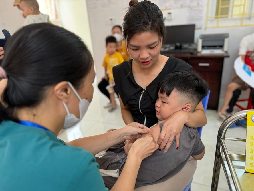 Hà Nội tiêm vaccine sởi cho trẻ. Ảnh: Tạ Nguyên.