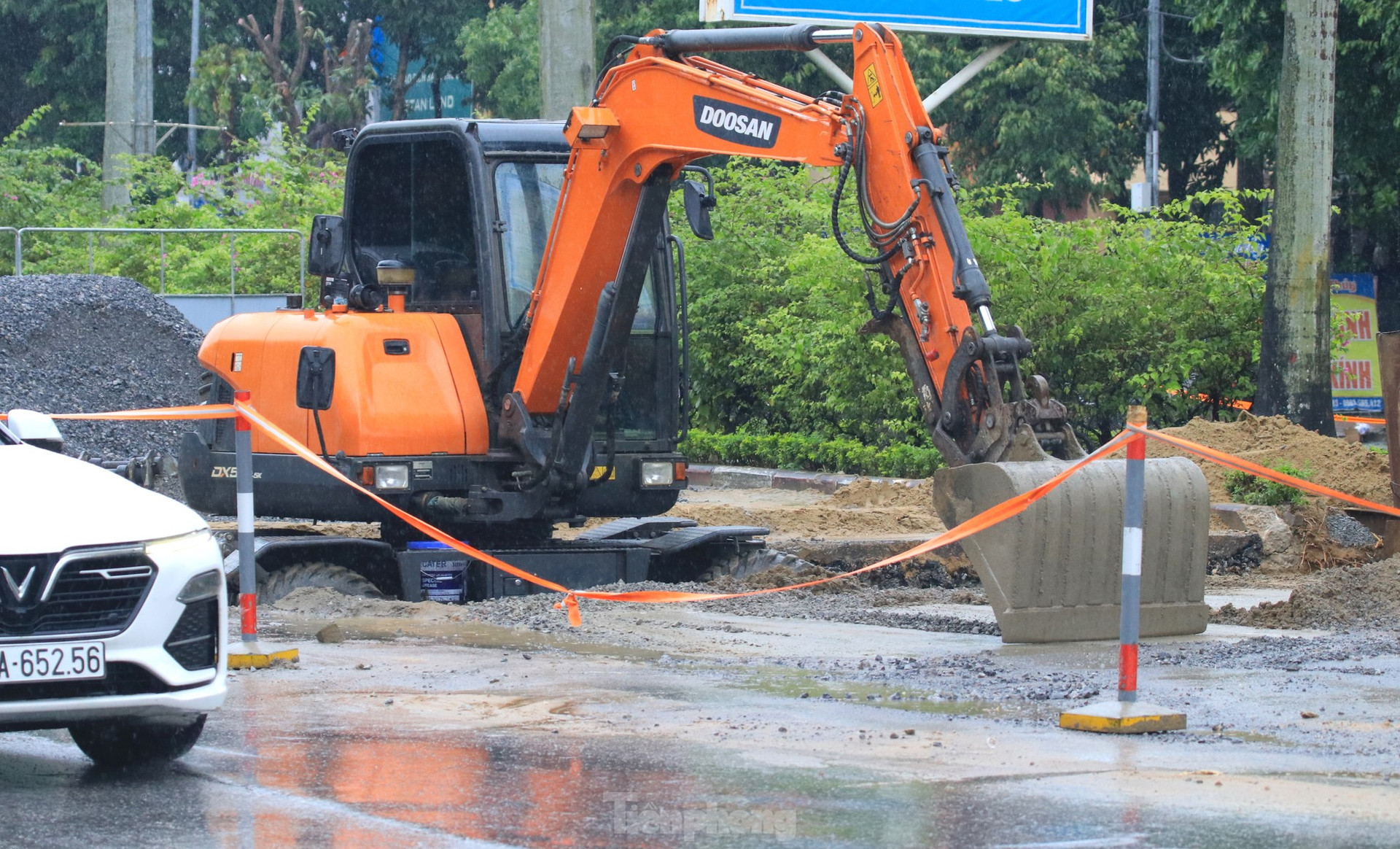 Nhếch nhác, hiểm nguy trên công trình thi công trăm tỉ đồng ảnh 19