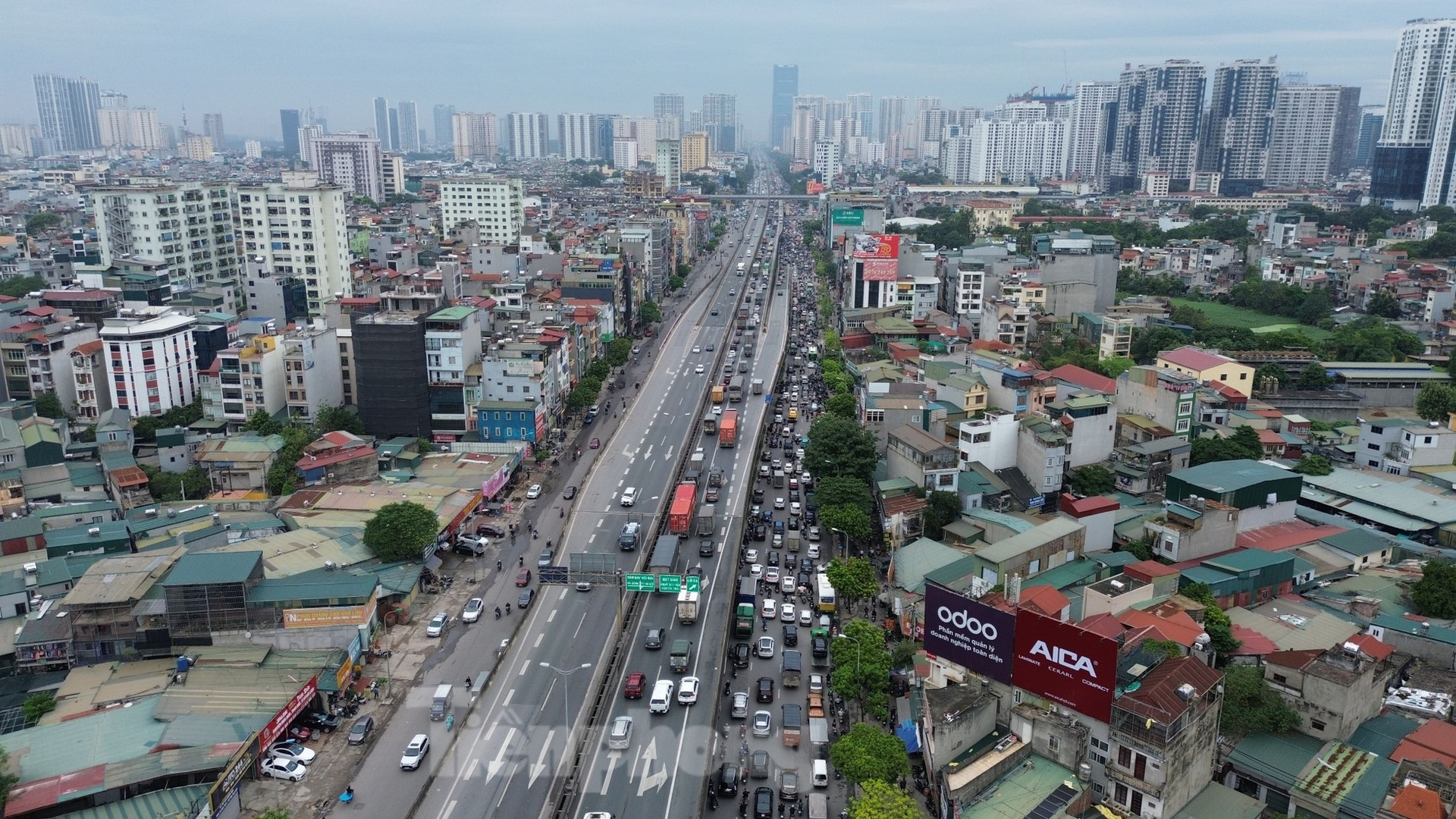 Thực trạng vỉa hè đường Nguyễn Xiển trước khi quận Thanh Xuân dự kiến chi 29 tỷ đồng cải tạo ảnh 1