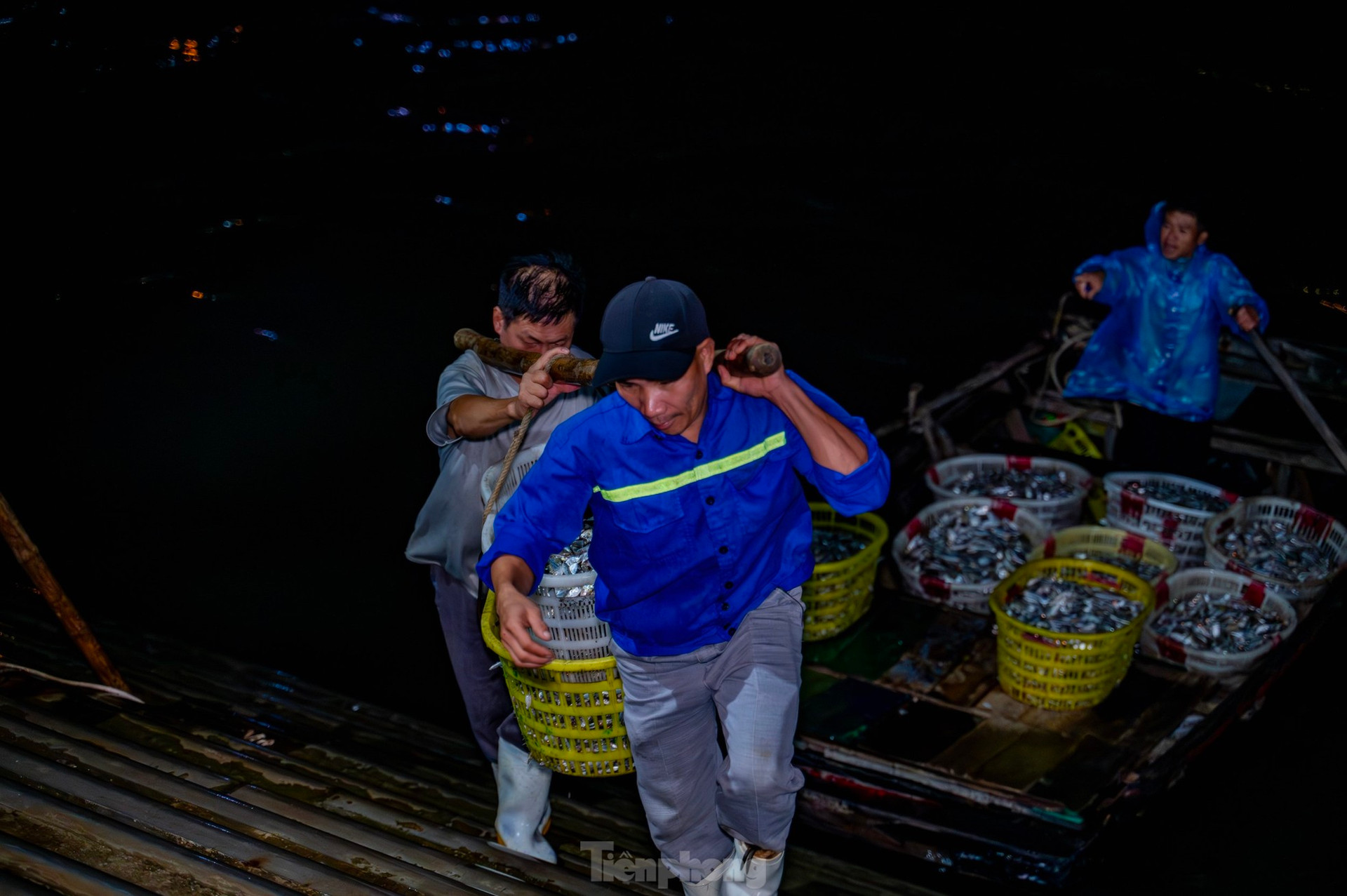 Chợ cá 'không ngủ' duy nhất ở vịnh Hạ Long ảnh 8