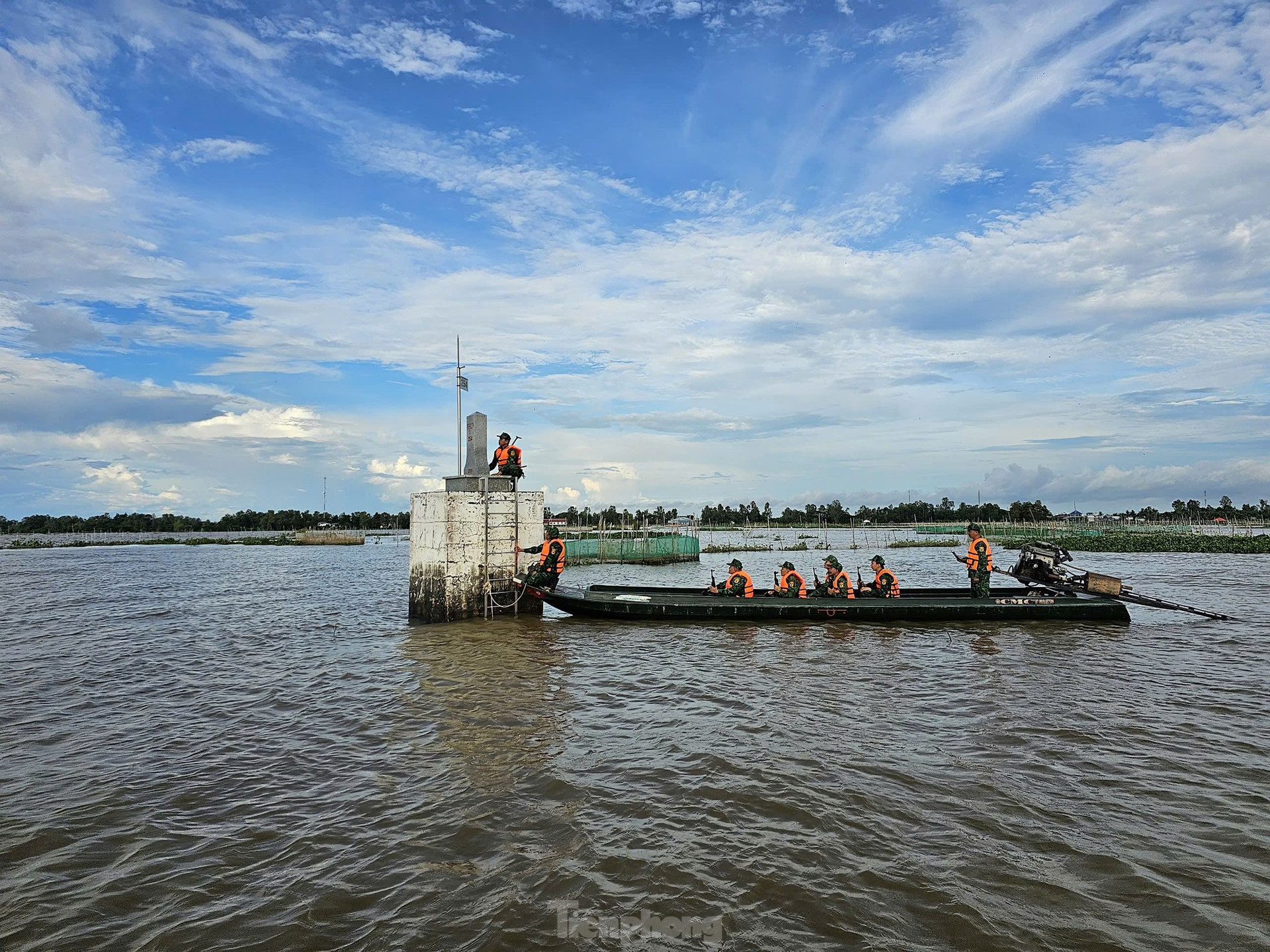 Ngày đêm chống buôn lậu qua biên giới mùa nước nổi ảnh 8