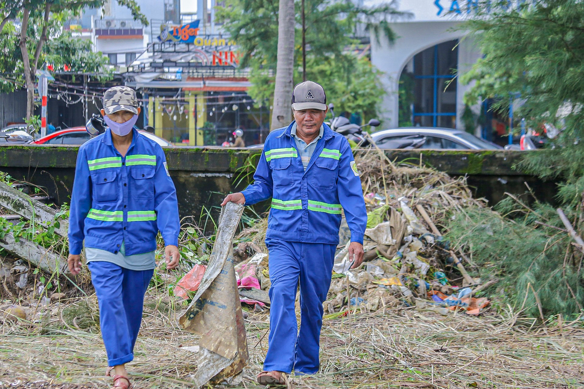 Bãi biển Đà Nẵng ngổn ngang rác thải sau bão ảnh 12