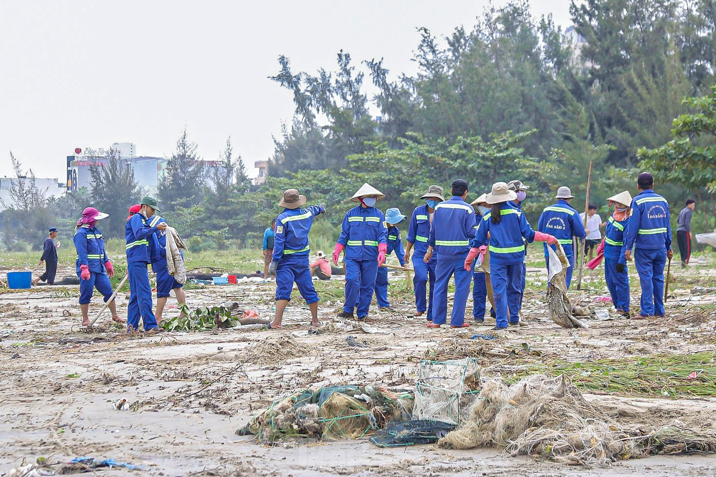 Bãi biển Đà Nẵng ngổn ngang rác thải sau bão ảnh 10