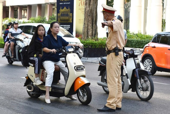 Hà Nội: Nhiều phụ huynh vẫn chủ quan không đội mũ bảo hiểm cho con em khi đi xe máy ảnh 1