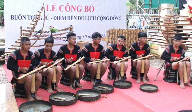 Về buôn nghe chuyện du lịch ảnh 2