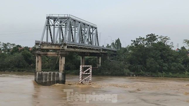 Lên phương án phá dỡ phần cầu Phong Châu còn lại ảnh 1