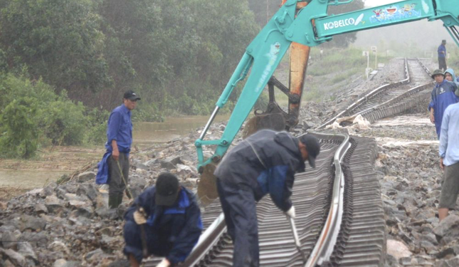 Quảng Trị sơ tán hơn 2.500 người dân, cho 18.000 học sinh nghỉ học tránh lũ ảnh 5