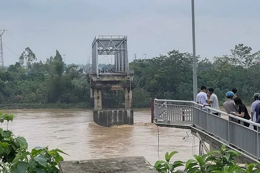 Trước đó, cầu Phong Châu đã bị sập ngày 9/9. 