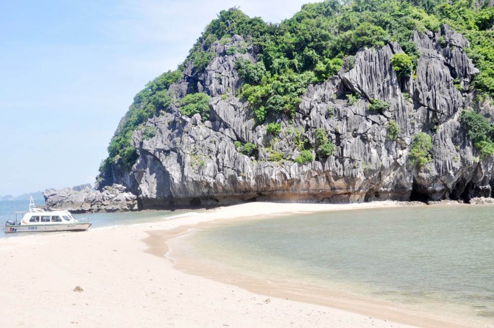 Điểm đến hoang sơ được mệnh danh 'Maldives thu nhỏ' của Việt Nam nằm ngay tại vịnh biển đẹp nhất thế giới - ảnh 1