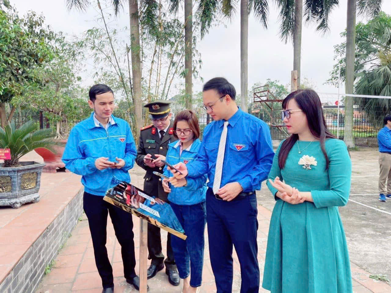 Quét mã QR trải nghiệm tham quan di tích lịch sử đất Tổ