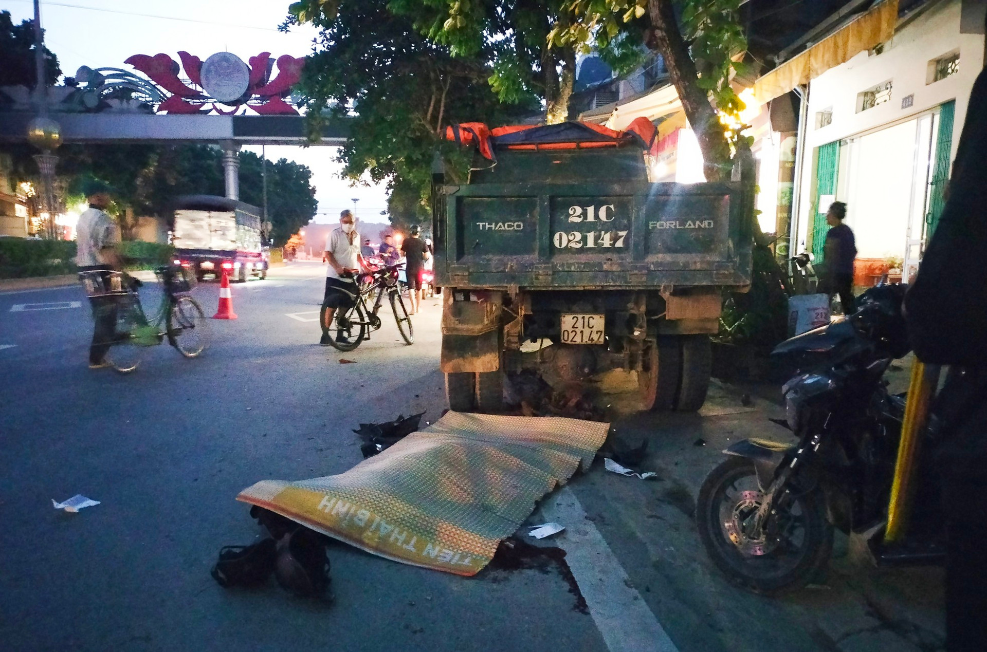 Sạt lở ‘rình rập’, san gạt khắp nơi, người dân Yên Bái sống chung với bụi ảnh 11