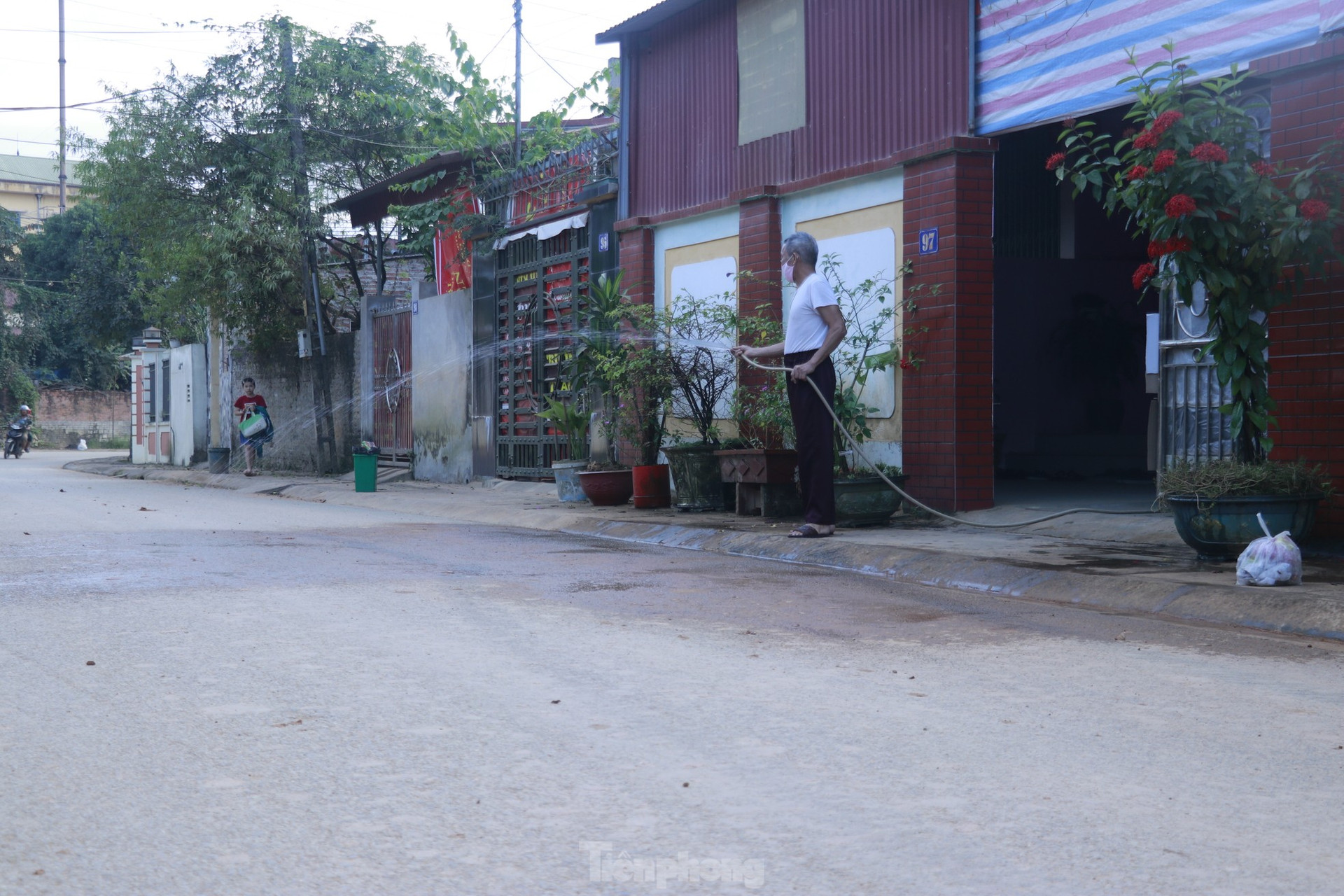 Sạt lở ‘rình rập’, san gạt khắp nơi, người dân Yên Bái sống chung với bụi ảnh 18