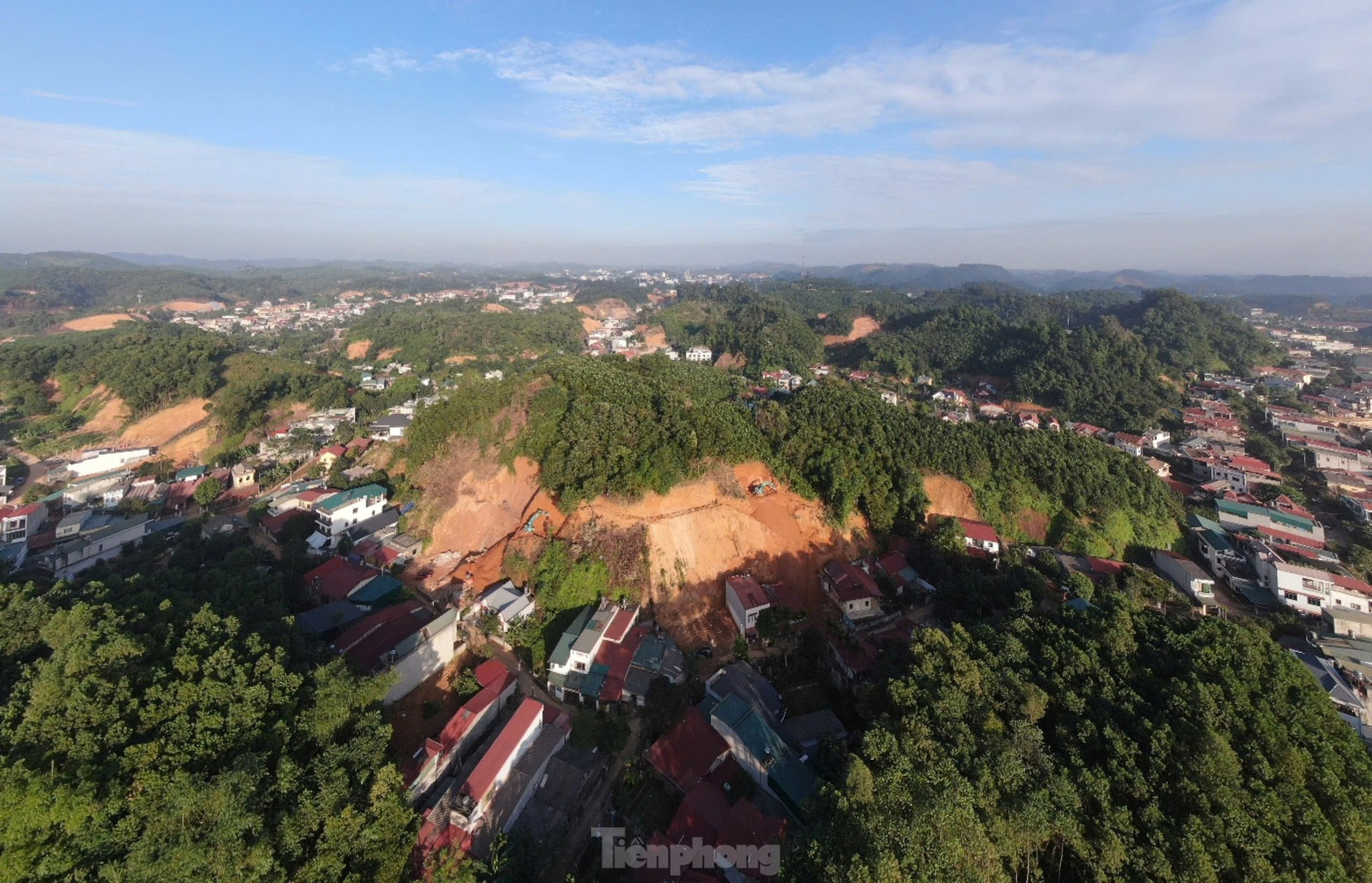 Sạt lở ‘rình rập’, san gạt khắp nơi, người dân Yên Bái sống chung với bụi ảnh 1