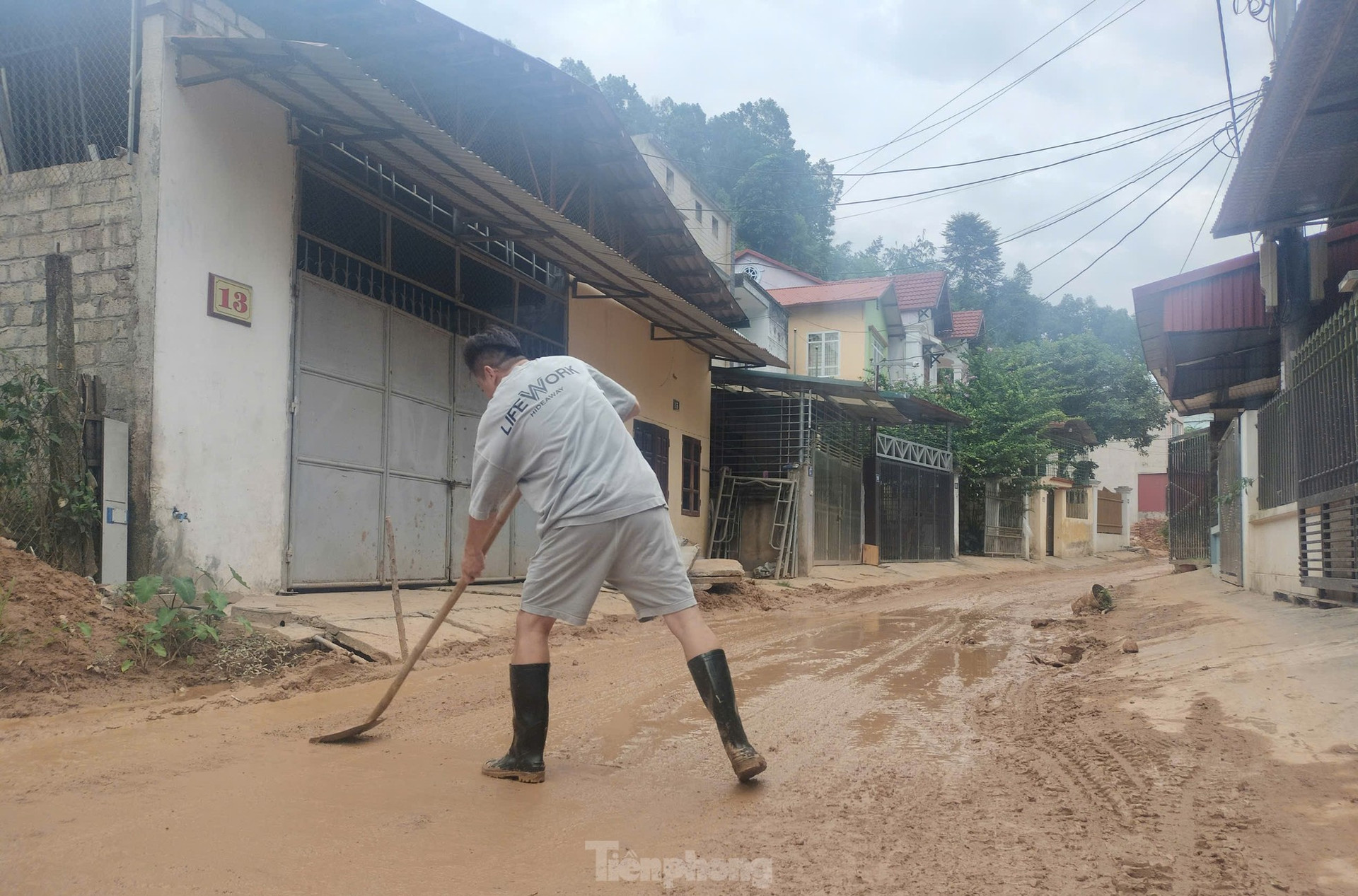 Sạt lở ‘rình rập’, san gạt khắp nơi, người dân Yên Bái sống chung với bụi ảnh 21