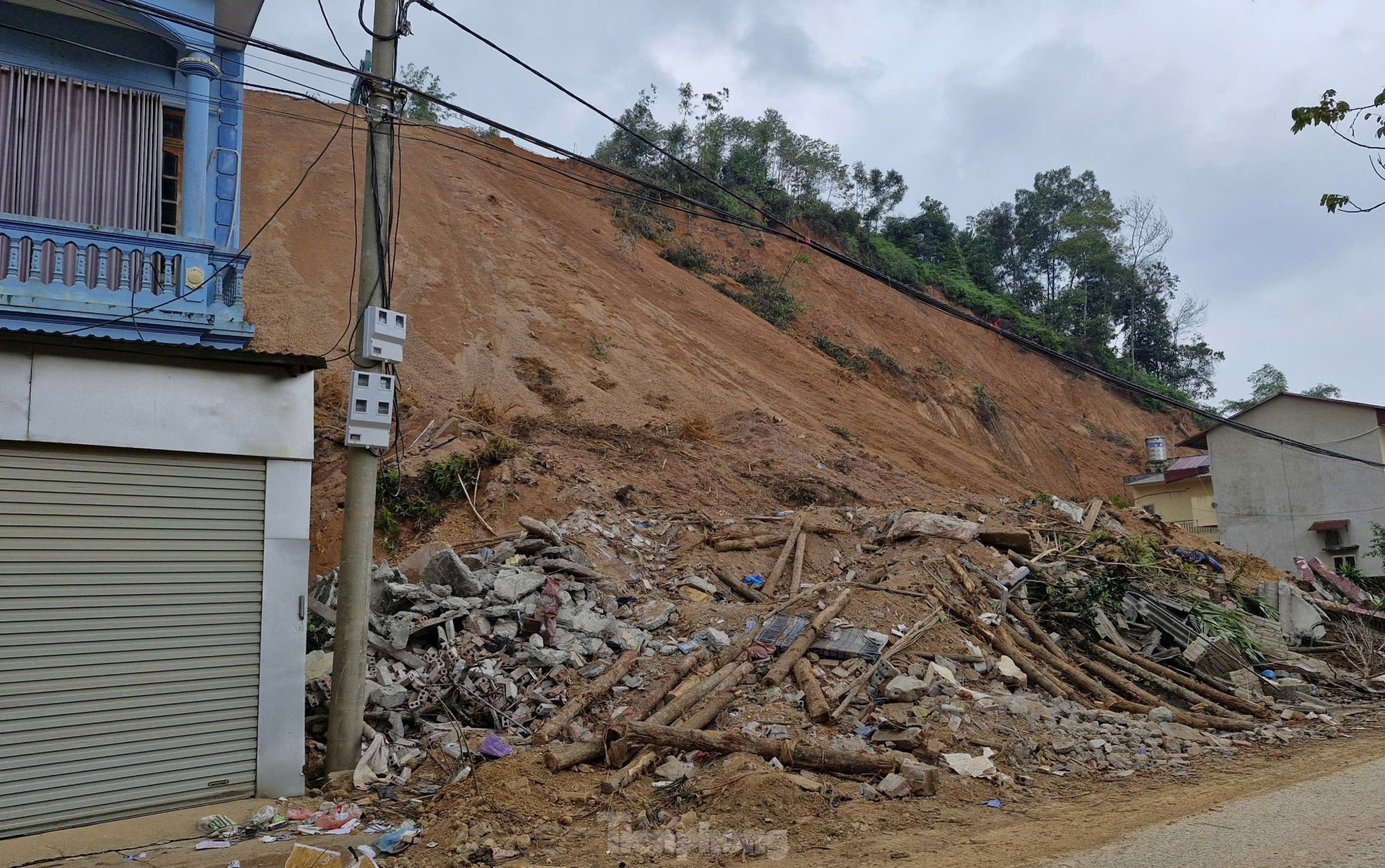 Sạt lở ‘rình rập’, san gạt khắp nơi, người dân Yên Bái sống chung với bụi ảnh 7