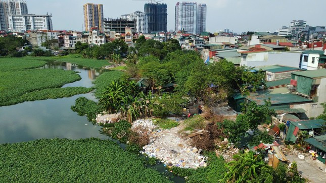 Vụ lấp hồ tại quận Hoàng Mai: Đình chỉ nhiều cơ sở sản xuất quanh hồ ảnh 1