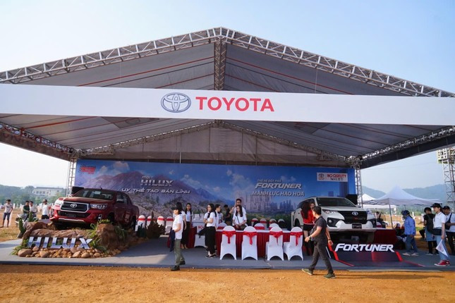 Leo dốc cao, lội hố bùn như tay đua với xe Toyota Hilux tại PVOIL VOC 2024 ảnh 4