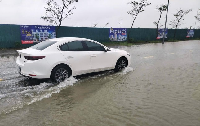 Không khí lạnh, hoàn lưu vùng thấp gây mưa to, gió lớn, ngập úng tại Thừa Thiên-Huế ảnh 1