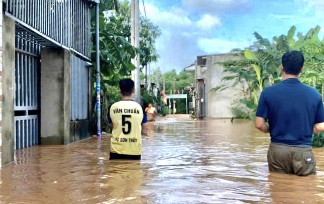 Mưa lớn kéo dài, hàng trăm nhà dân ở Biên Hòa ngập nặng ảnh 2