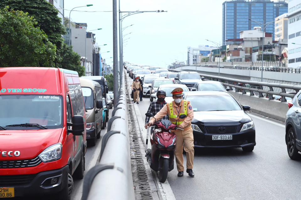 Nhiều trường hợp di chuyển trên đường Vành đai 2 trên cao bị xử phạt.