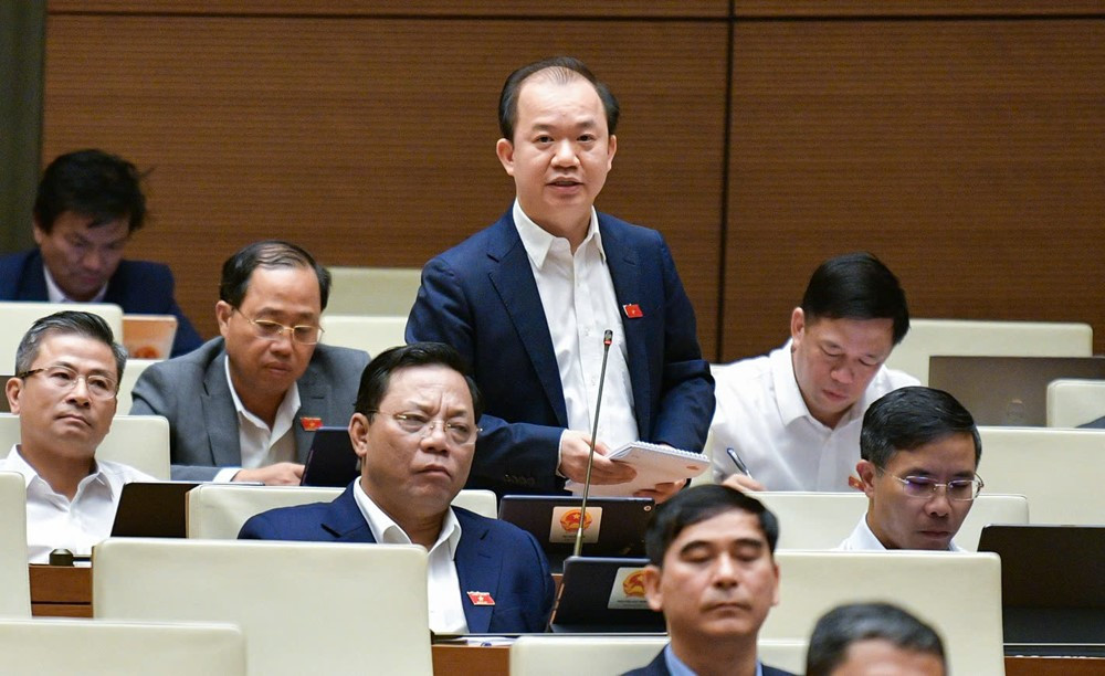 ĐBQH Bùi Hoài Sơn: “Nhiều người cay đắng nói rằng người Việt đang ở đây nhưng tâm hồn, tinh thần đã vượt biên, bị thao túng bởi Facebook, YouTube, TikTok hết rồi” - ảnh 1