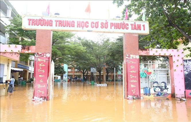 Nỗ lực vệ sinh trường lớp, đón học sinh trở lại khi nước lũ rút ​ ảnh 1