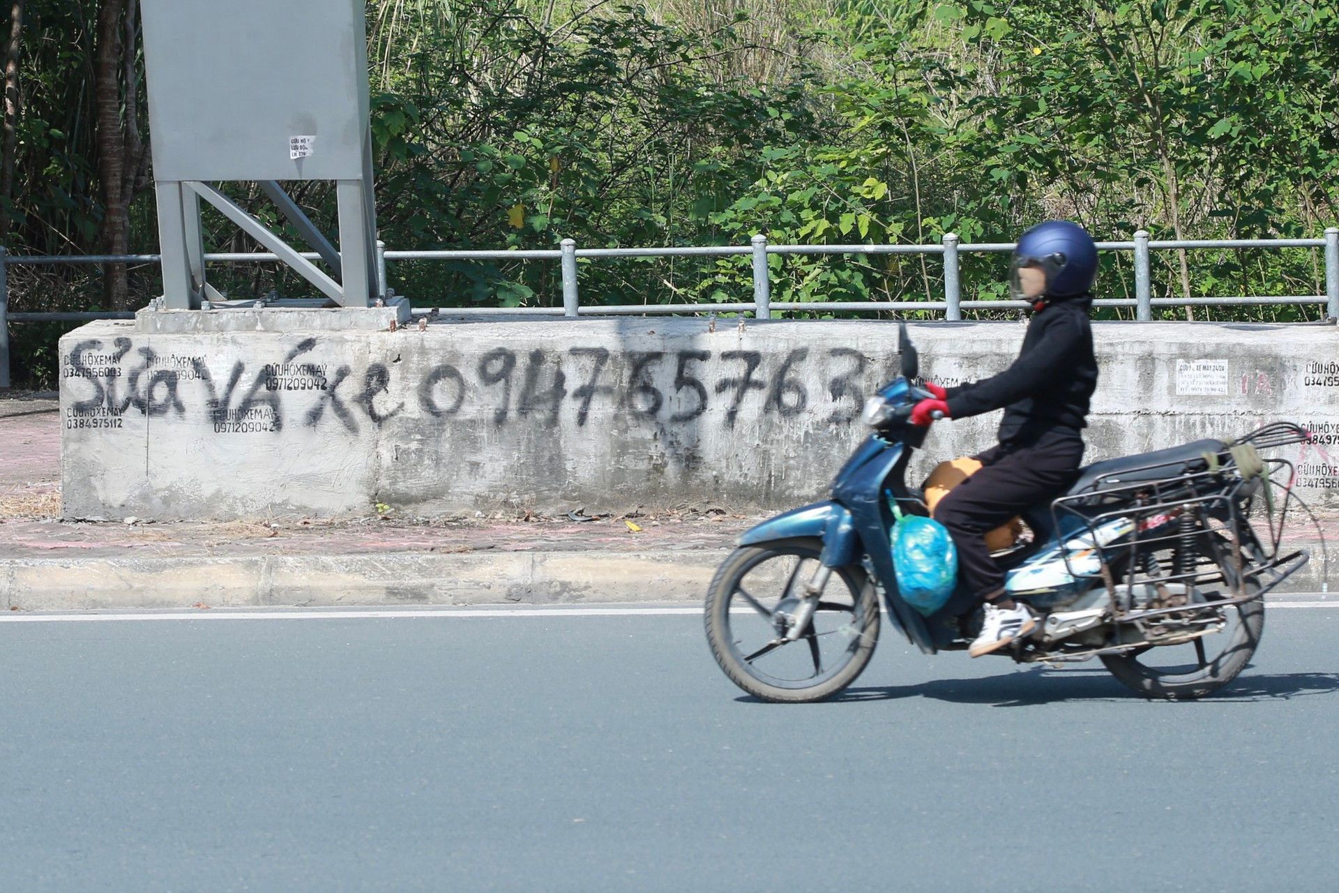 Cổng chào ở cửa ngõ Thủ đô bị bôi bẩn, viết ký tự lạ ảnh 5