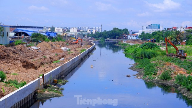 Khó khăn bủa vây dự án cải tạo tuyến kênh dài nhất TPHCM ảnh 1