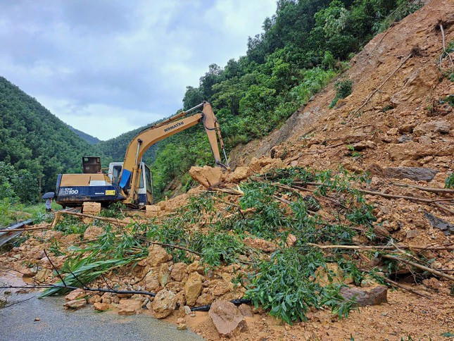 Lũ lụt gây thiệt hại nặng nề với giao thông Quảng Bình ảnh 1