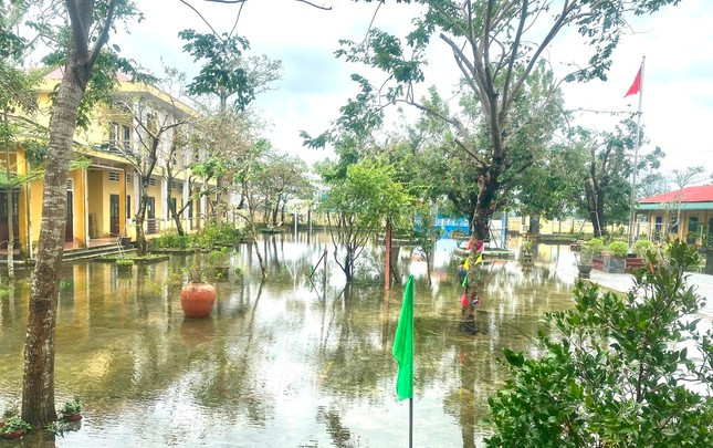 Nhiều vùng còn ngập lụt, hàng nghìn học sinh tại Thừa Thiên-Huế chưa thể đến trường ảnh 6