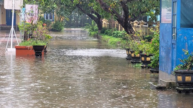 Nhiều vùng còn ngập lụt, hàng nghìn học sinh tại Thừa Thiên-Huế chưa thể đến trường ảnh 5