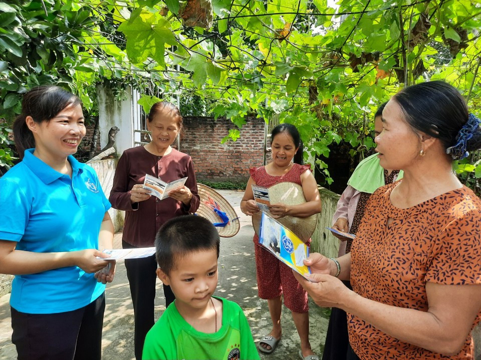 Cán bộ BHXH tuyên truyền chính sách BHXH, BHYT cho người dân.