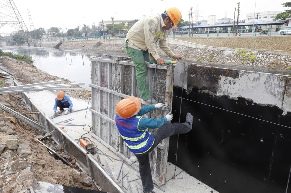 Bên phía bờ sông không vướng mặt bằng đang được triển khai cấp tốc.