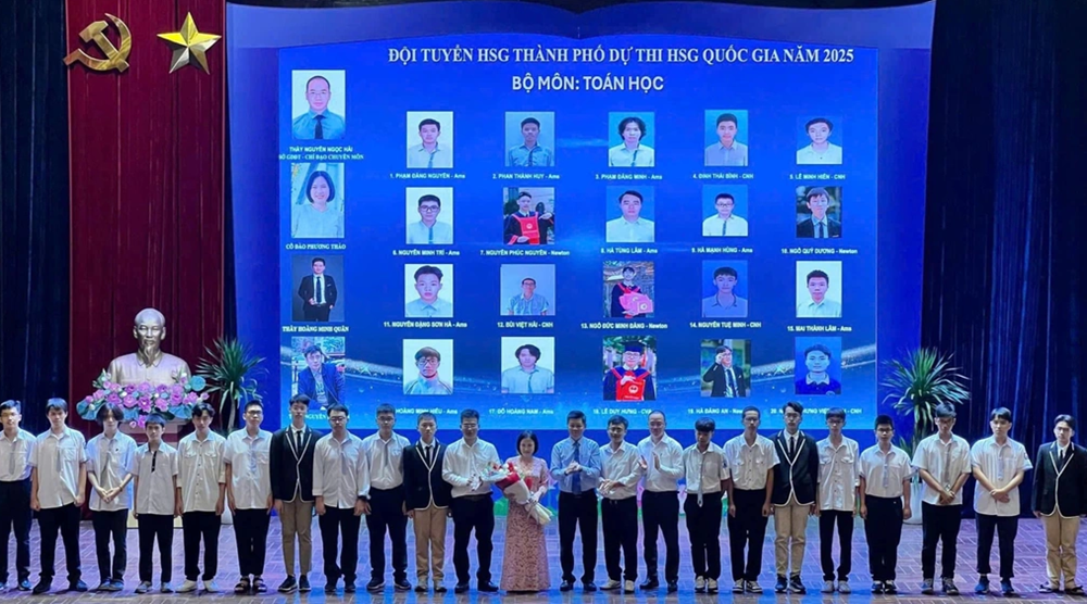 Nơi có nhiều học sinh giỏi quốc gia nhất Việt Nam công bố danh sách đội tuyển năm 2024-2025: Tiết lộ chân dung hai ‘cao thủ’ lớp 10, vượt cấp tham gia thi môn Toán - ảnh 1