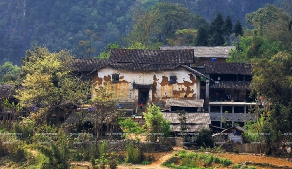 Nhà cổ họ Vừ tựa ‘chim đại bàng’ hơn trăm năm tuổi giữa lòng Hà Giang: Nhìn xa như pháo đài vững chắc, chưa qua một lần tu sửa - ảnh 2