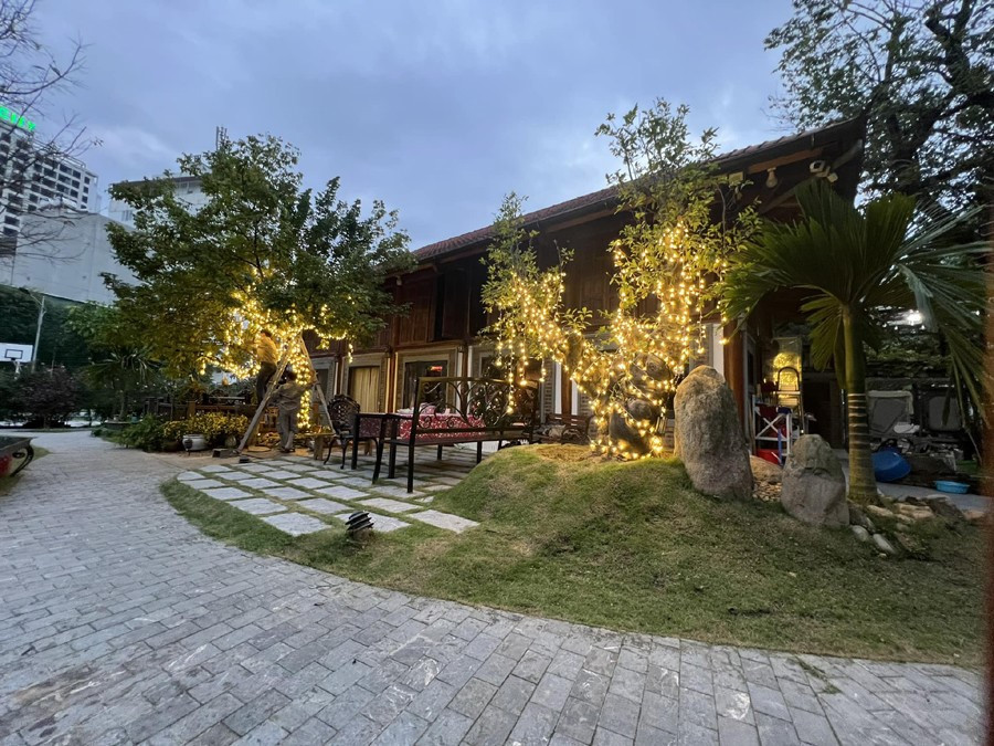 ‘Biệt phủ’ được xây dựng bằng gỗ tự nhiên, hiện đại như resort 5 sao của Xuân Bắc ở ngoại thành Hà Nội - ảnh 2