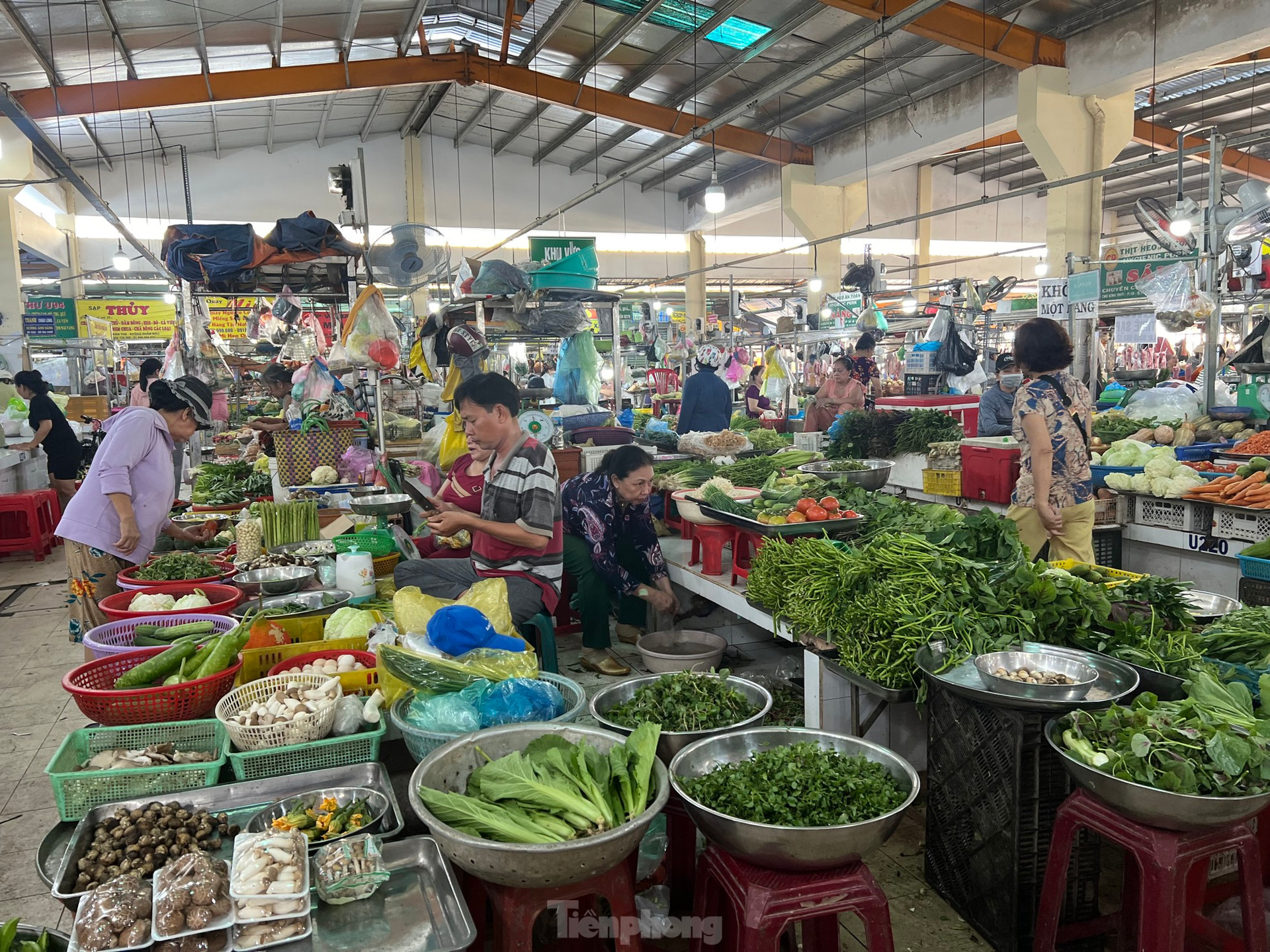 Vào mùa cuối năm nhưng chợ đìu hiu, tiểu thương mòn mỏi chờ khách ảnh 9