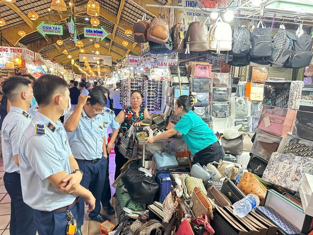 Chợ Bến Thành bị kiểm tra, Saigon Square vội vã đóng cửa ảnh 1