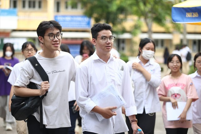 Đề thi, kiểm tra môn Ngữ văn gây tranh cãi: Hệ lụy từ việc lấy ngữ liệu ngoài SGK ảnh 1