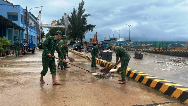 Rác thải bủa vây đảo Cồn Cỏ sau bão số 6: Huy động lực lượng dọn dẹp ảnh 3