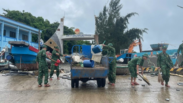 Rác thải bủa vây đảo Cồn Cỏ sau bão số 6: Huy động lực lượng dọn dẹp ảnh 2