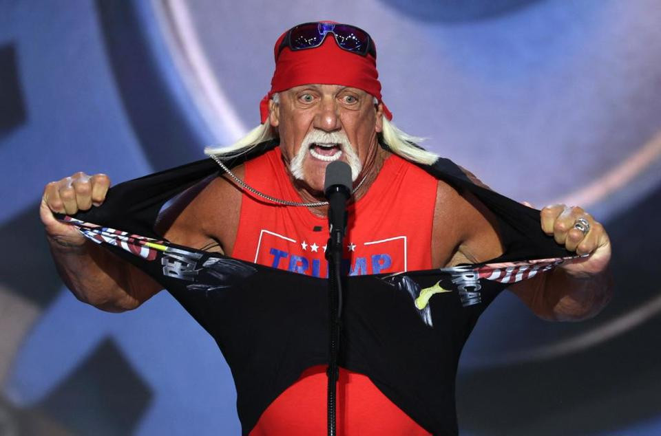 Cựu đô vật Hulk Hogan và màn xé áo kinh điển của ông tại Đại hội toàn quốc của đảng Cộng hòa năm nay. Ảnh: Fox News