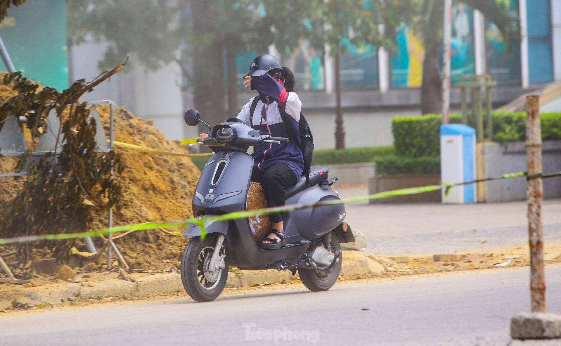 Kinh hoàng cảnh thổi bụi mịt mù 'tra tấn' người đi đường ảnh 9